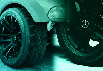 Semi-Slick vs. Performance Tyres: What’s the Difference?